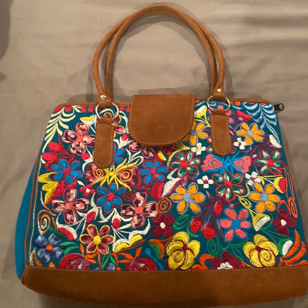Tote embroidered bag with suede straps, bottom